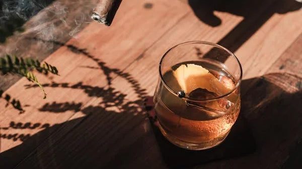 Genuss in Harmonie: Die perfekte Paarung von Spirituosen und Zigarren